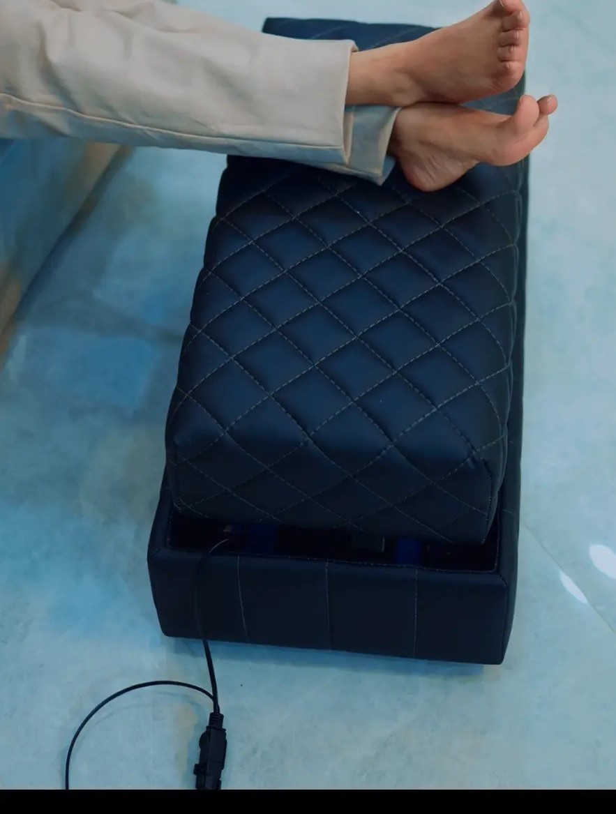 Close-up of the leg raiser supporting both legs comfortably